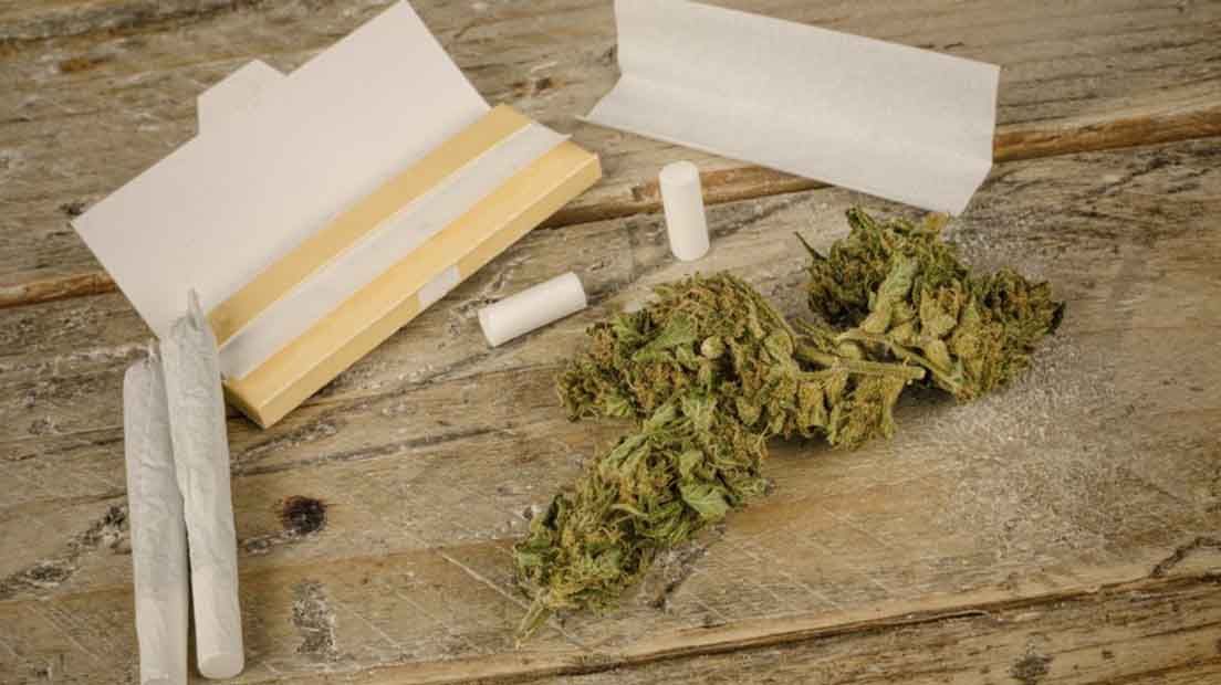 Una de las formas más habituales de tomar marihuana es fumándola en un papel de liar porros